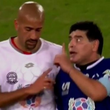 Insólito: Maradona y Verón tuvieron una fuerte discusión en medio del Partido por la Paz