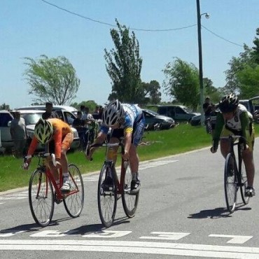 Uriel Tolosa subio a lo más alto del podio en Las Flores
