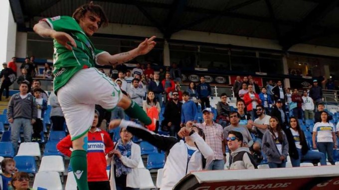 Jugador argentino le pegó una patada a hincha en pleno partido