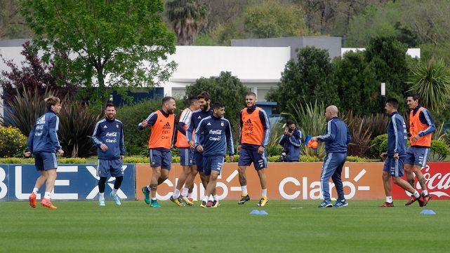 Benedetto, Paredes y Papu Gómez, entre los once