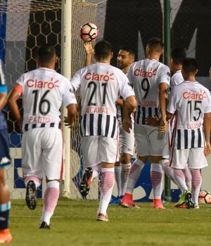 Racing cayó ante Libertad y deberá ganar en Avellaneda