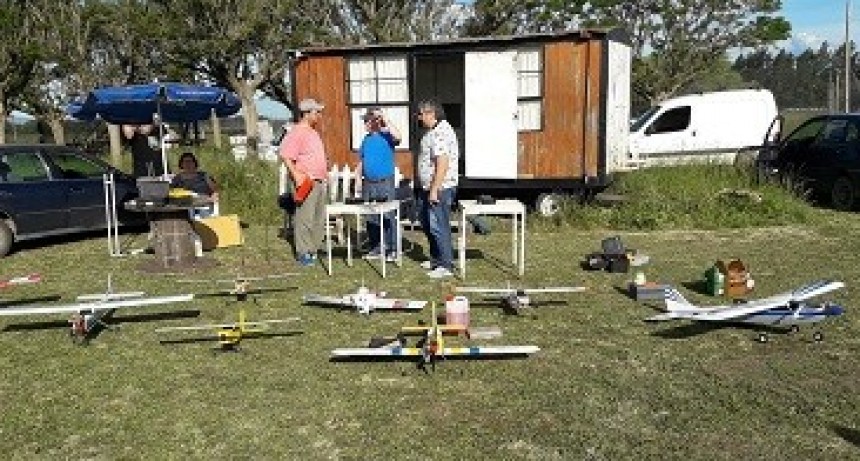 Aeromodelismo en el predio del Autom&oacute;vil club de Saladillo