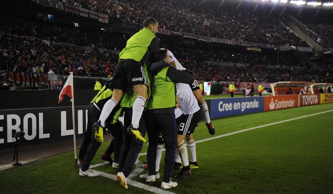 Con un poco de "ayudin" River sigue en la Copa