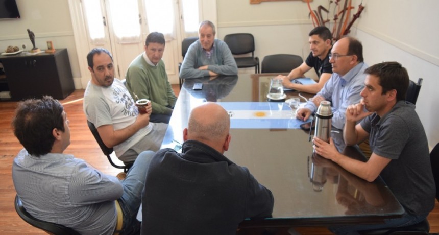 Salomón con los directivos del club Unión de Apeadero