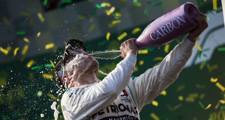 El finlandés Bottas ganó en Japón y Mercedes se alzó con otro título 
