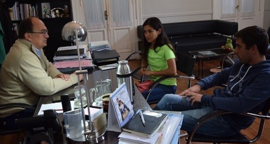 Francisca Almirón fue recibida por el Intendente de Saladillo