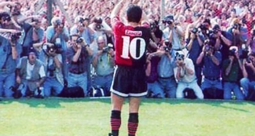 Newells le obsequiará a Maradona una camiseta que usó en 1993
