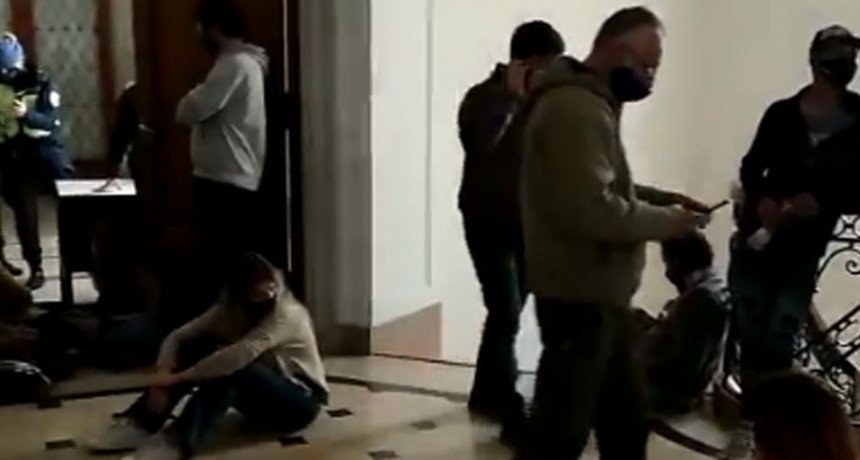 Vecinos tomaron el municipio de Olavarr&iacute;a y piden respuestas a Galli