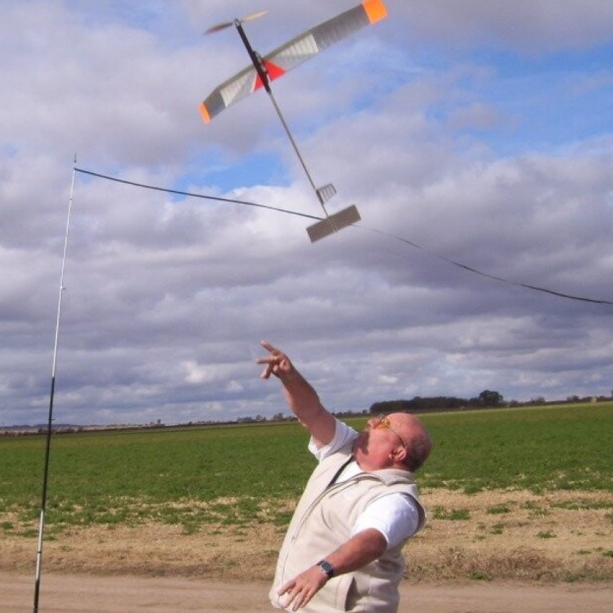 Despedida para Hugo Tizón, dueño de la emblemática casa de aeromodelismo Aerosur