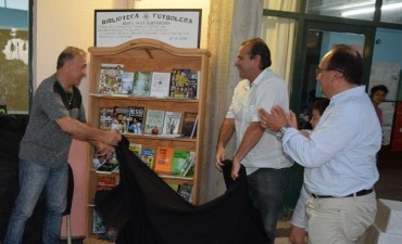 La Escuela N° 2 recibió una donación de Biblioteca Futbolera