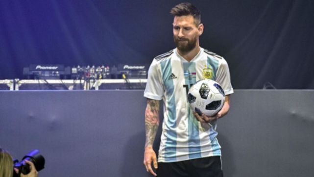 Messi presentó la pelota del Mundial