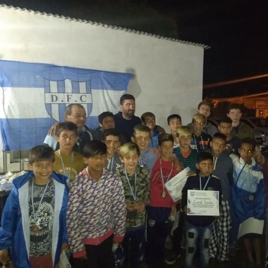 Dirigentes de Defensores de Del Carril agasajaron a las inferiores