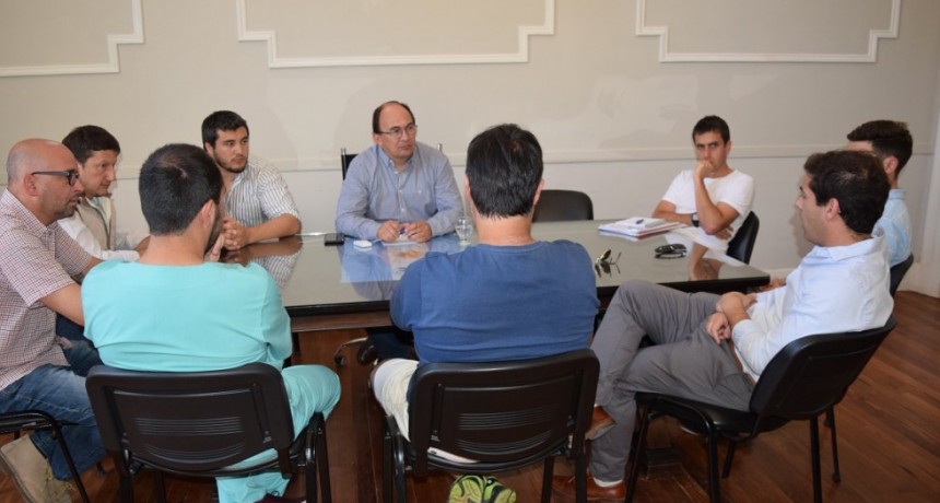 Intendente y comisi&oacute;n del club Apeadero se reunieron en el Palacio Municipal