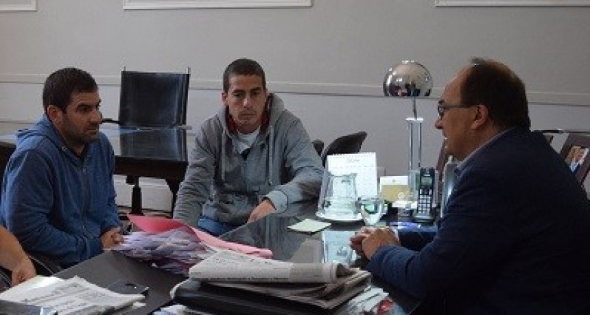 Intendente con directivos del Motocross y Pato