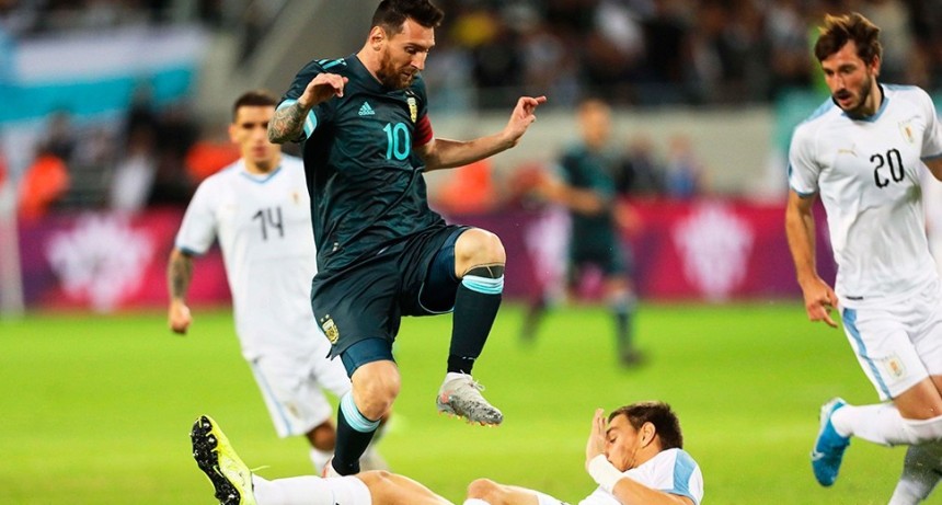 Argentina consiguió el empate ante Uruguay con un penal agónico de Messi
