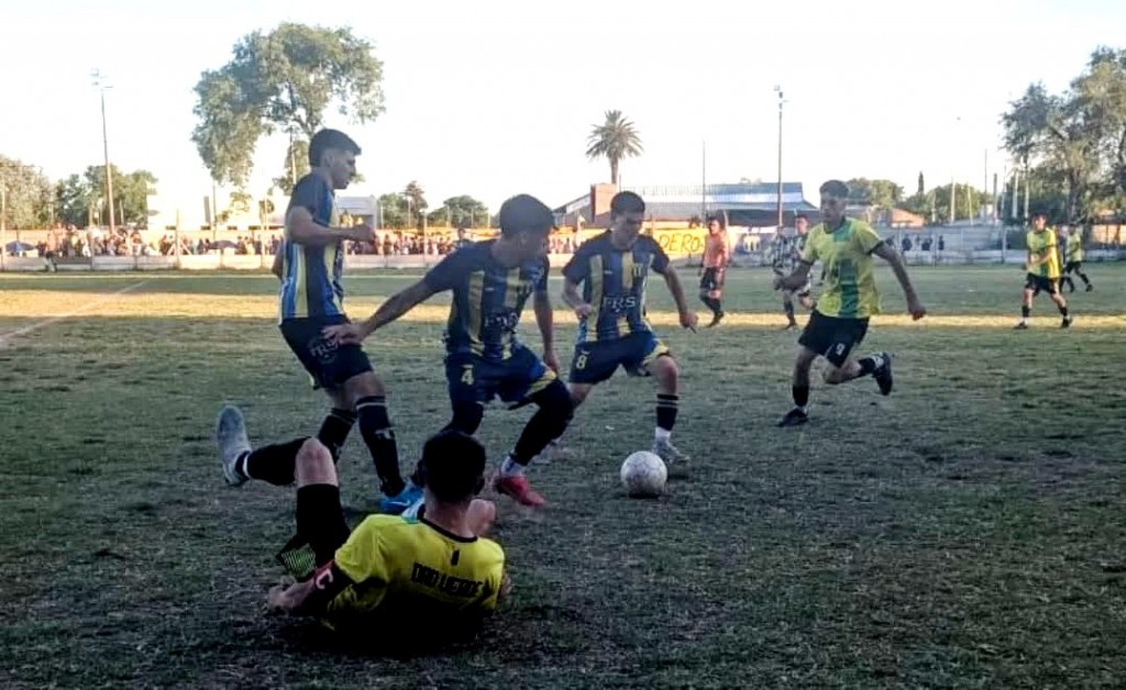Fútbol: Oro Verde, Atucha, Huracán y Argentino en semifinales del Torneo Clausura