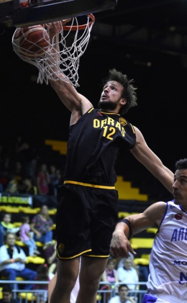 Obras venció a Argentino en suplementario con 13 de Marcos Delía