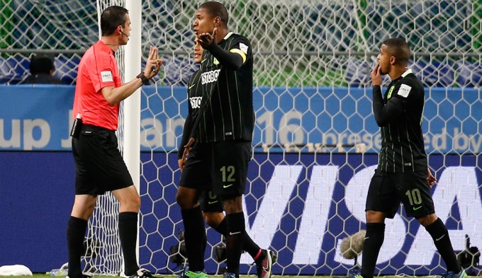 Escandaloso debut de la tecnología en el fútbol