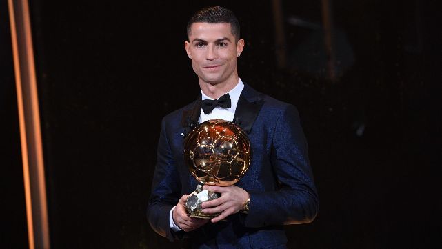 Ronaldo ganó su quinto Balón de Oro e igualó a Messi
