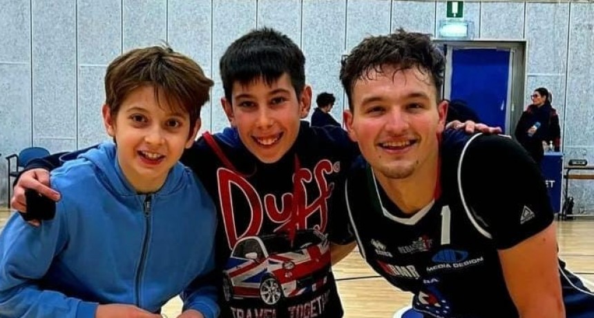 Básquet: Santiago Mazza admirado por jóvenes fanáticos italianos